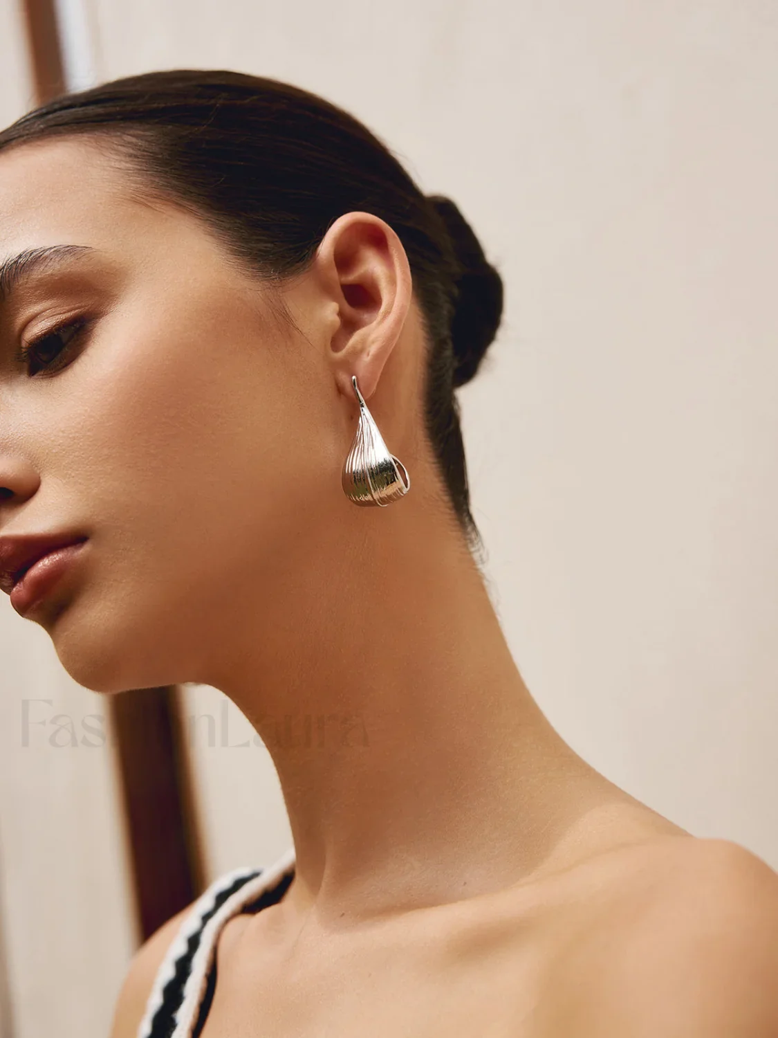 Shining Leaf Graceful Hoop Earnings - Image 3