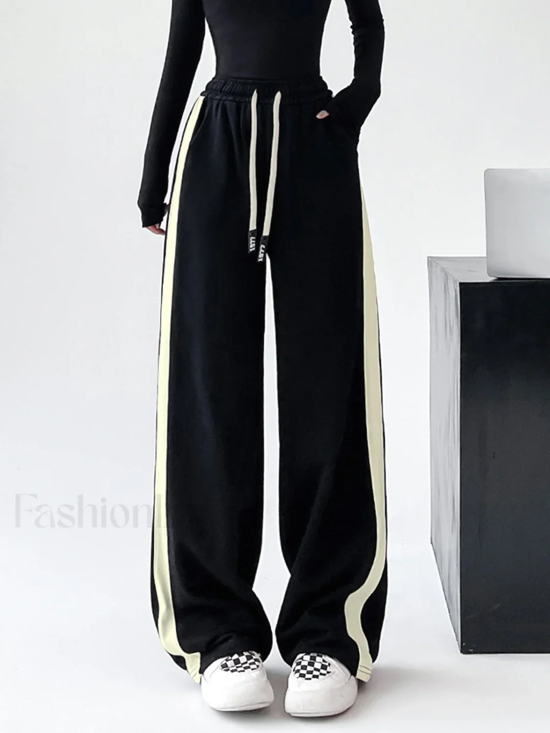 Drawstring Contrast Trim Trendy Wide Leg Sweatpants - Image 11
