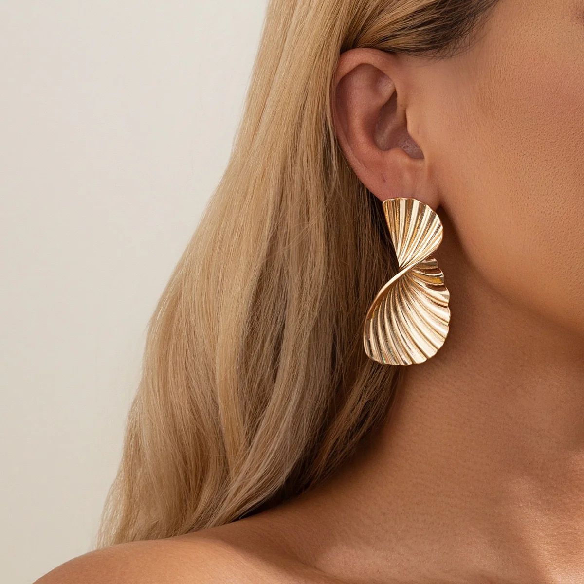 Irregular Liquid Metal Ruched Geometric Thread Earrings - Image 2